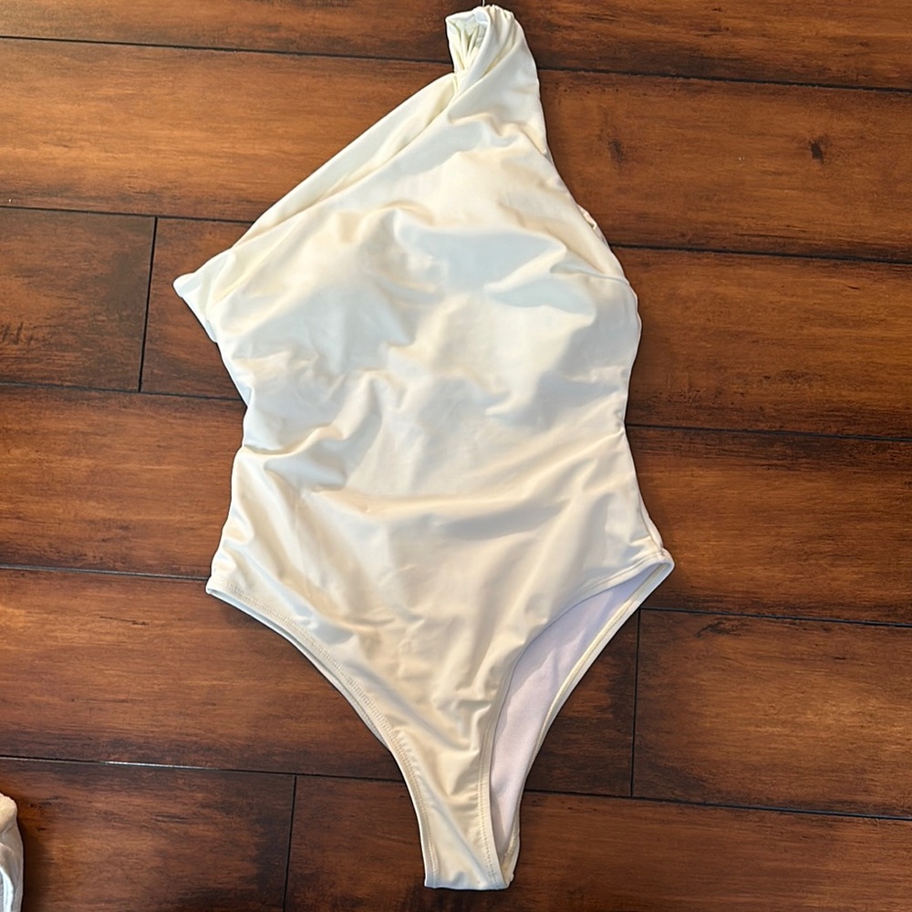 New one-Shoulder Cream Swimsuit
